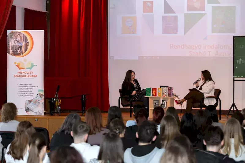 Rendhagyó irodalomóra Szabó T. Annával